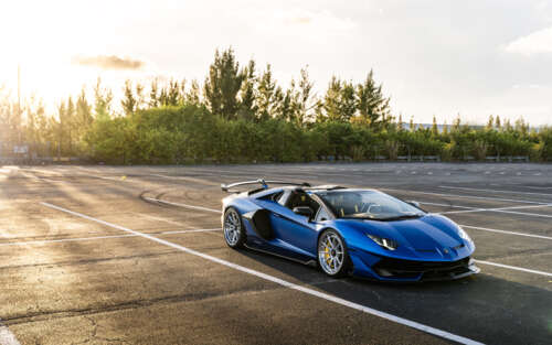 З крупного плану зображено розкішний спортивний автомобіль Lamborghini, на якому...