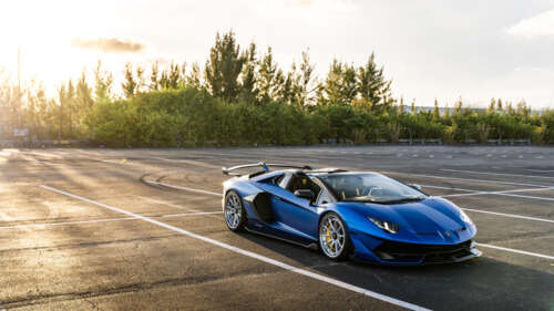 З крупного плану зображено розкішний спортивний автомобіль Lamborghini, на якому... 8K