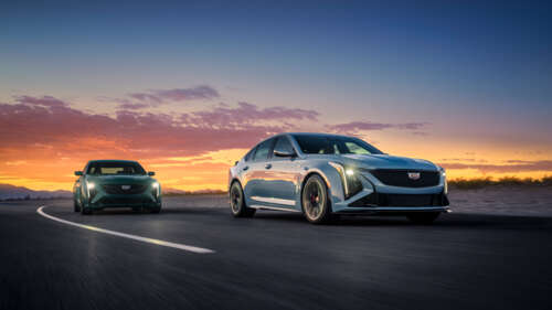 Елегантний і потужний седан Cadillac CT5-V Blackwing, зображений у високій роздільній... 8K