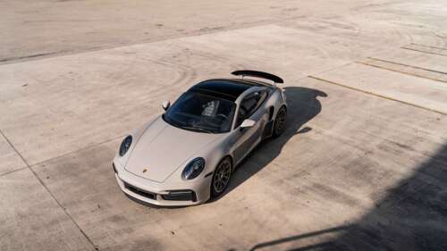 Елегантний і сучасний спортивний автомобіль Porsche, що демонструє свій аеродинамічний... 8K