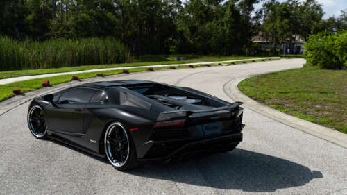 Елегантний, розкішний суперкар Lamborghini, зображений з високою деталізацією. 8K