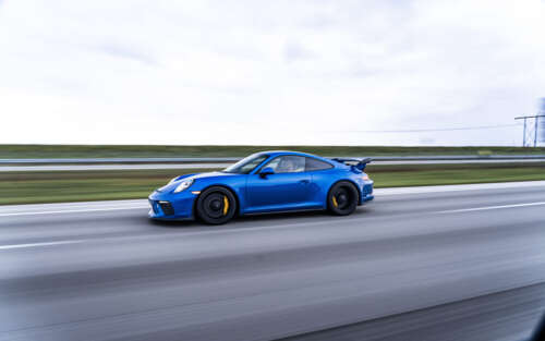 Детальний знімок спортивного автомобіля Porsche GT3 RS, на якому чітко видно його... 7680x4800