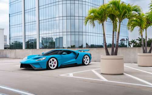 Елегантний і потужний суперкар Ford GT, який вирізняється своїм фірмовим аеродинамічним... 7680x4800