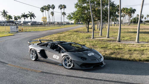 Елегантний і потужний суперкар Lamborghini Huracan, що демонструє свій аеродинамічний... 8K