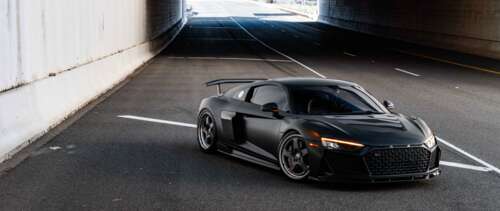 Детальний план елегантного та сучасного автомобіля Audi класу люкс із блискучим кузовом.