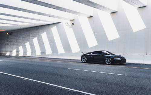 Детальний план елегантного сучасного автомобіля Audi, що підкреслює його вишукані... 7680x4800