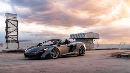 Елегантний і обтічний суперкар McLaren, зображений на фотографії з високою деталізацією.