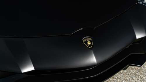 Елегантний і обтічний суперкар Lamborghini з полірованим металевим кузовом і агресивним... 8K