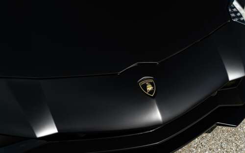 Елегантний і обтічний суперкар Lamborghini з полірованим металевим кузовом і агресивним... 7680x4800