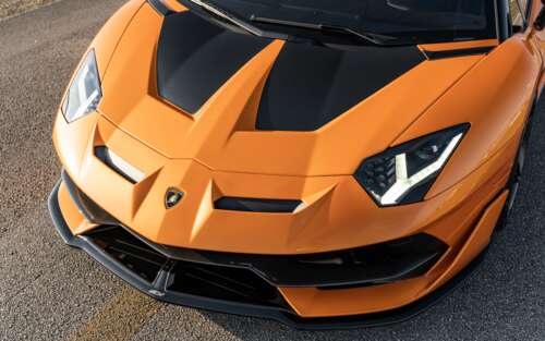 Елегантний і потужний суперкар Lamborghini Aventador SVJ, що вирізняється агресивним... 7680x4800