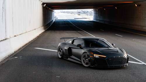 Детальний план елегантного та сучасного автомобіля Audi класу люкс із блискучим кузовом. 8K