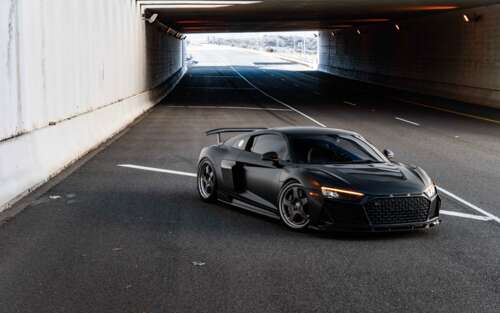 Детальний план елегантного та сучасного автомобіля Audi класу люкс із блискучим кузовом. 7680x4800