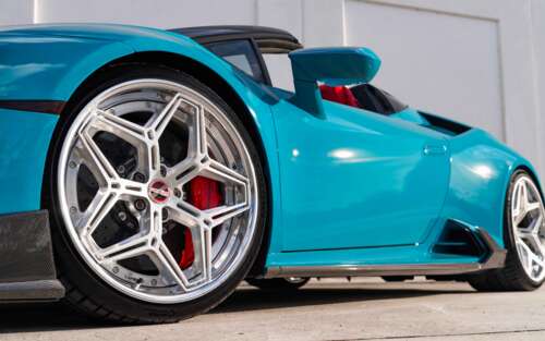 Детальний вигляд автомобіля Lamborghini Huracan Evo, що демонструє його аеродинамічний... 7680x4800