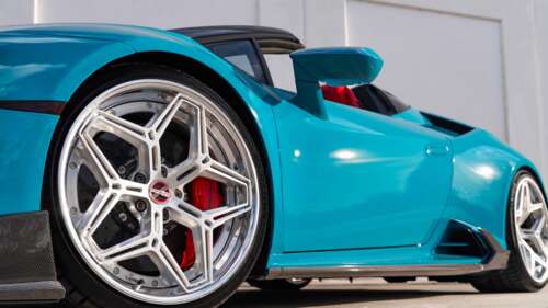 Детальний вигляд автомобіля Lamborghini Huracan Evo, що демонструє його аеродинамічний... 8K