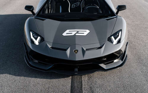 Зображення з близької відстані елегантного, надпотужного суперкара Lamborghini Huracan. 7680x4800