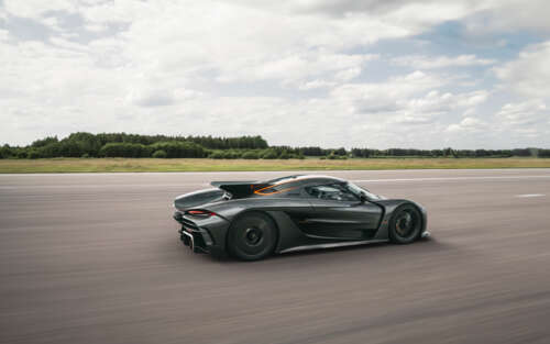 Високопродуктивний гіперкар Koenigsegg Jesko Absolut з обтічним аеродинамічним кузовом. 7680x4800