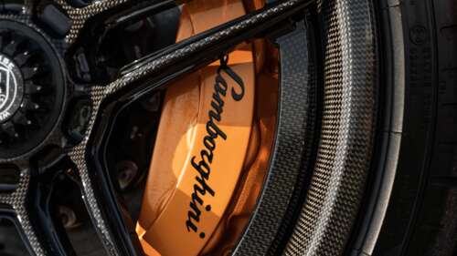 Детальний знімок суперкара Lamborghini Aventador SVJ, на якому чітко видно його фірмовий... 8K