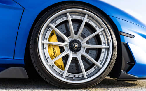 Високопродуктивний суперкар Lamborghini Aventador SVJ, що вирізняється елегантними... 7680x4800