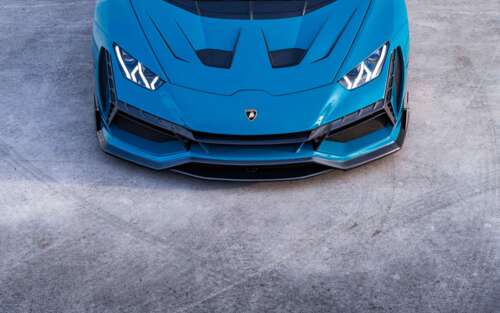 Високопродуктивний суперкар Lamborghini Huracan Evo, що демонструє свій аеродинамічний... 7680x4800