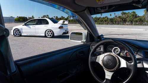 Детальний вигляд спортивного автомобіля Mitsubishi Lancer Evolution IX. 8K