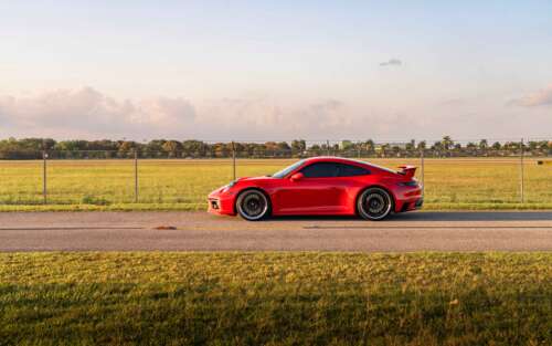 Детальний вигляд елегантного та потужного спортивного автомобіля Porsche 992 GTS,... 7680x4800