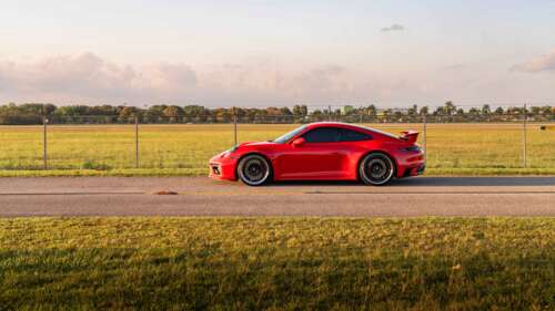 Детальний вигляд елегантного та потужного спортивного автомобіля Porsche 992 GTS,... 8K