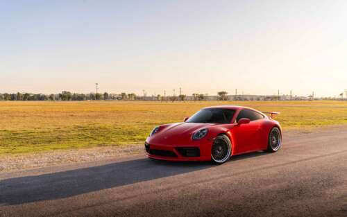 Елегантний спортивний автомобіль Porsche 992 GTS з полірованим кузовом і впізнаваним... 7680x4800