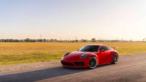 Елегантний спортивний автомобіль Porsche 992 GTS з полірованим кузовом і впізнаваним... 8K