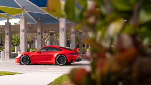 Елегантний і сучасний спортивний автомобіль Porsche 992 GTS з аеродинамічним дизайном...