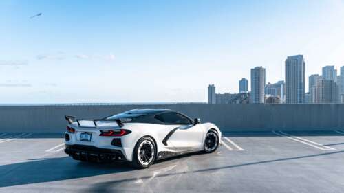 Детальний вигляд спортивного автомобіля Chevrolet Corvette C8, що демонструє його... 8K