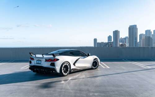 Детальний вигляд спортивного автомобіля Chevrolet Corvette C8, що демонструє його... 7680x4800