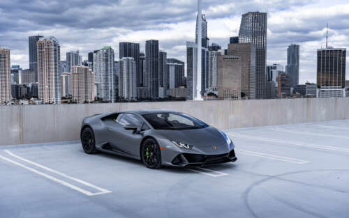 Крупний план сучасного суперкара Lamborghini Huracán на тлі вражаючого пейзажу. 7680x4800