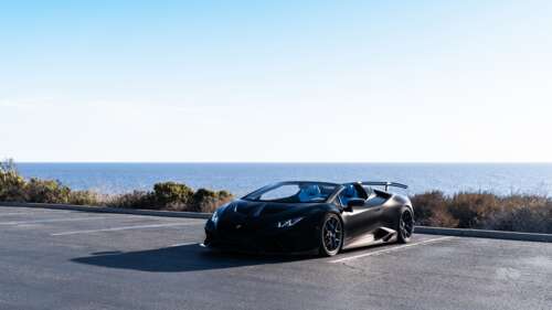 На фото зображено надпотужний суперкар Lamborghini Huracán у динамічній позі. 8K