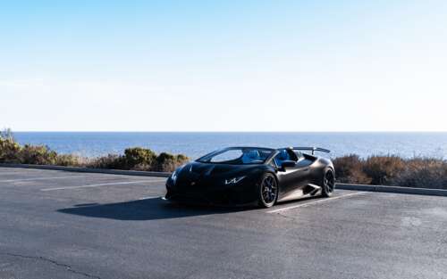 На фото зображено надпотужний суперкар Lamborghini Huracán у динамічній позі. 7680x4800