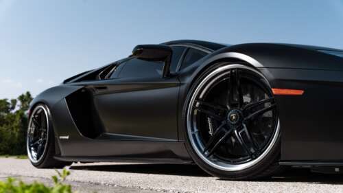 Зображення у високій роздільній здатності розкішного суперкара Lamborghini з елегантним,...