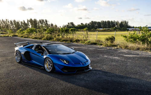 Високопродуктивний суперкар Lamborghini, що вирізняється культовими аеродинамічними... 7680x4800