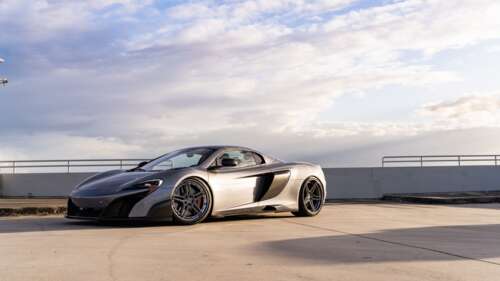 Високопродуктивний суперкар McLaren, що вирізняється елегантними аеродинамічними... 8K