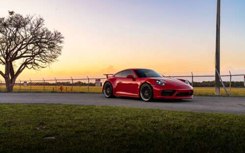 Зйомка крупним планом спортивного автомобіля Porsche 992 GTS, на якій чітко видно... 7680x4800