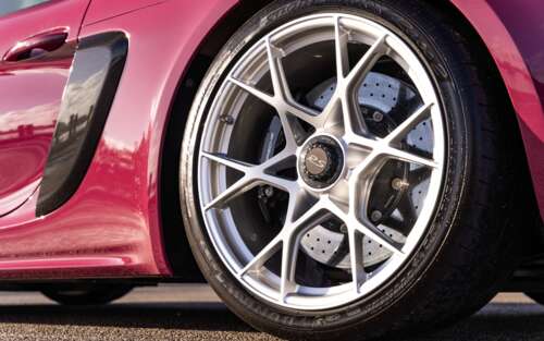 Елегантний, потужний спортивний автомобіль Porsche, зафіксований на вражаючій світлині. 7680x4800