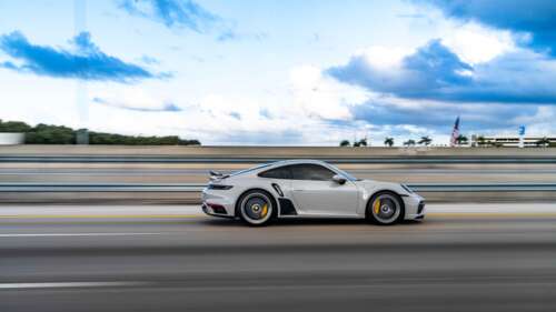 Детальний план розкішного спортивного автомобіля Porsche, що вирізняється елегантним... 8K