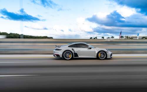 Детальний план розкішного спортивного автомобіля Porsche, що вирізняється елегантним... 7680x4800