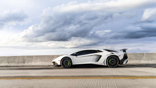 Елегантний і потужний суперкар Lamborghini з чіткими лініями та обтічним кузовом... 8K