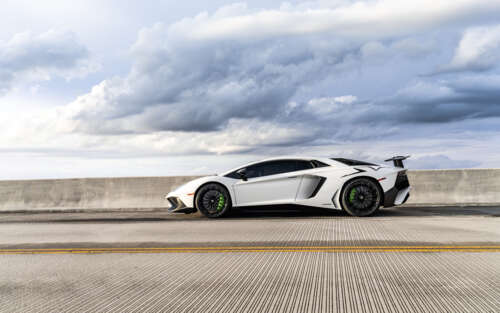 Елегантний і потужний суперкар Lamborghini з чіткими лініями та обтічним кузовом... 7680x4800