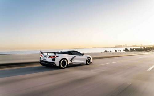 Високопродуктивний спортивний автомобіль Chevrolet Corvette C8 з елегантними, обтічними... 7680x4800