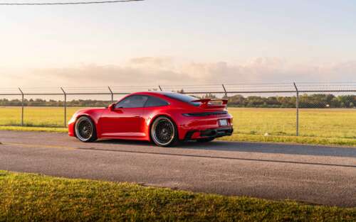 Професійна фотографія спортивного автомобіля Porsche 992 GTS. 7680x4800
