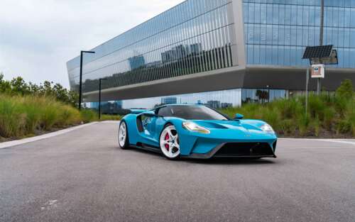 Високопродуктивний суперкар Ford GT, що вирізняється своїм фірмовим аеродинамічним... 7680x4800