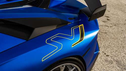 Елегантний і потужний Lamborghini Aventador SVJ, який вирізняється своїм фірмовим... 8K