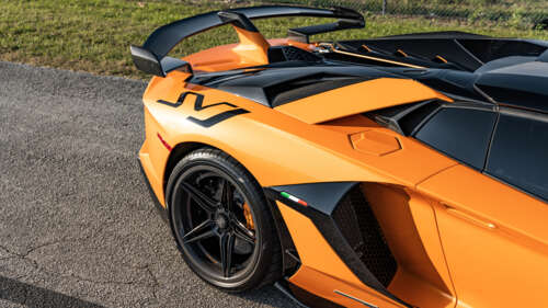 Високопродуктивний суперкар Lamborghini Aventador SVJ, що вирізняється агресивним... 8K
