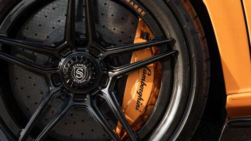 Високопродуктивний суперкар Lamborghini Aventador SVJ у динамічному оточенні. 8K