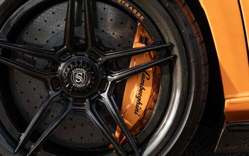 Високопродуктивний суперкар Lamborghini Aventador SVJ у динамічному оточенні. 7680x4800